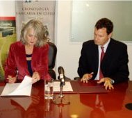 Firman el convenio el superintendente Raphael Bergoeing y la directora de la BCN, Soledad Ferreiro.