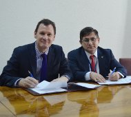 El Superintendente Raphael Bergoeing y Víctor Vidal, de Tesorería firman el convenio.