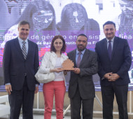 Luis Figueroa y Virginia Pérez reciben el premio de Hub Sustentabilidad