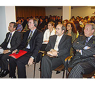 El Superintendente Gustavo Arriagada aparece junto a Hernán Sommerville y Ron P. King.