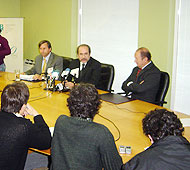 El Superintendente Gustavo Arriagada, acompañado por altos funcionarios de SBIF.