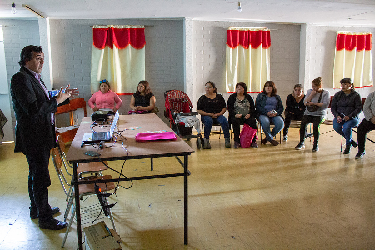 Charla de la SBIF para microempresarios del Fondo Esperanza en San Bernardo