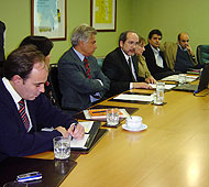 El Superintendente Gustavo Arriagada aparece durante la reunión con los gerentes bancarios.