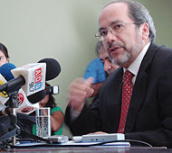 El Superintendente Gustavo Arriagada responde preguntas durante la conferencia de prensa.