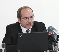El Superintendente Gustavo Arriagada durante la conferencia de prensa.