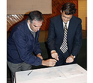 El Superintendente Carlos Budnevich al momento de la firma junto al R.P. Agustín Moreira